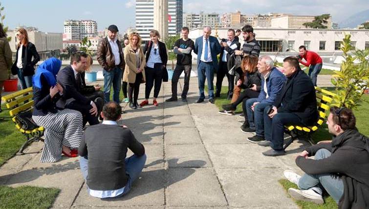 Tarraca te gjelbra ne pallate, Veliaj: Administratoret te aplikojne prane Bashkise